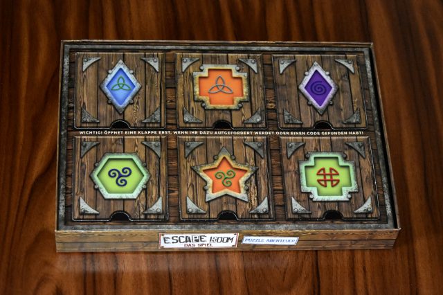 Noris Escape Room Puzzle Abenteuer 'The Baron, The Witch & The Thief' – 3 Fälle, Für 1+ Spieler Ab 14 Jahren